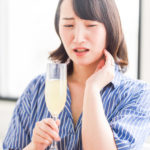 恵比寿デンタルクリニック東京｜歯がしみる原因とは｜歯を痛がる女性の画像